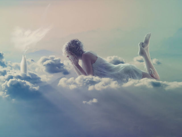 Women In Clouds With Milk 壁紙画像