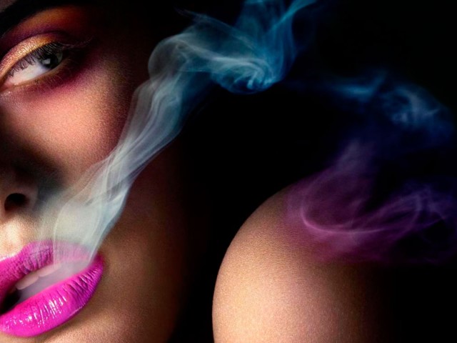 Pink Lips And Blue Smoke 壁紙画像