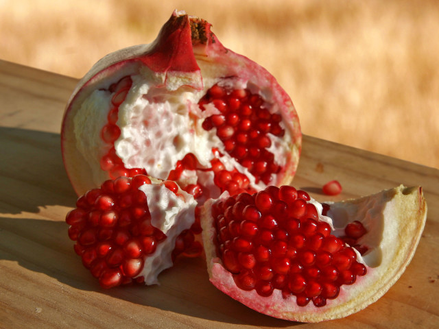 Yummy Pomegranate 壁紙画像